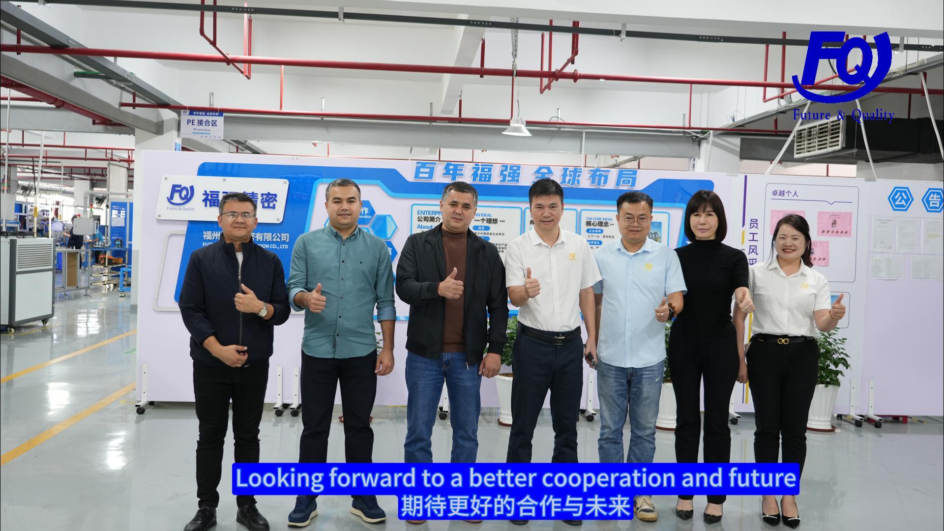 Fuqiang da la bienvenida a Uz Dong Yang para discusiones colaborativas